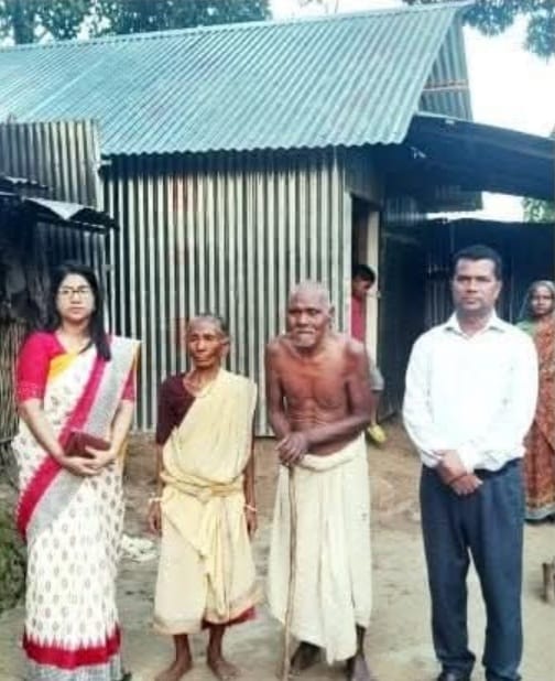 অবশেষে কাহারোলে অসহায় দৃষ্টি প্রতিবন্ধী কালু রাম রায় দম্পতিকে ঘর নির্মাণ করে দিলেন ইউএনও