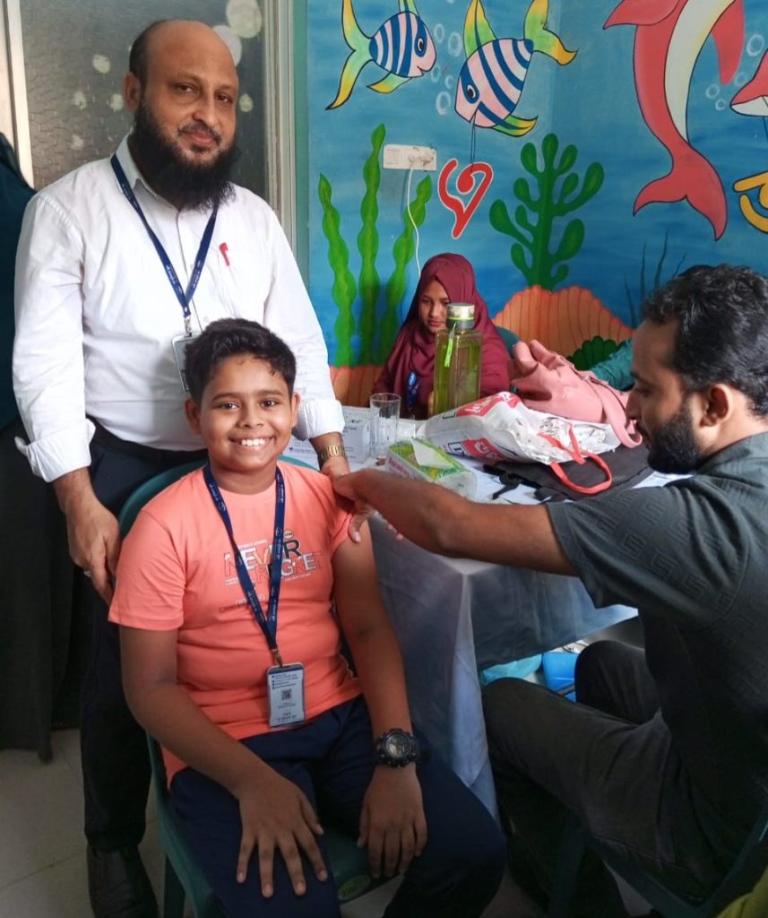 শাহপরান দ্য লুমিনাস স্কুলে শিক্ষার্থীদের টাইফয়েডের টিকা প্রদান