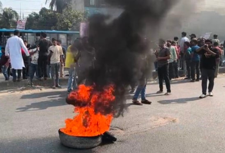 গাজীপুরে আসন পুনর্বহালের দাবিতে মহাসড়ক অবরোধ
