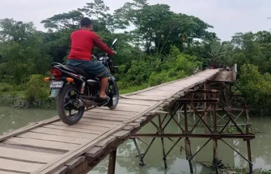স্থানীয়দের উদ্যোগে বসানো নড়বড়ে কাঠের পাটাতন, ঝুঁকি নিয়ে চলাচল করছেন ছয়টি গ্রামের মানুষ