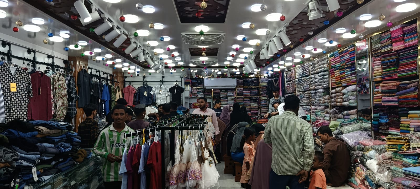 জগন্নাথপুরে জমে উঠেছে ঈদের কেনাকাটা