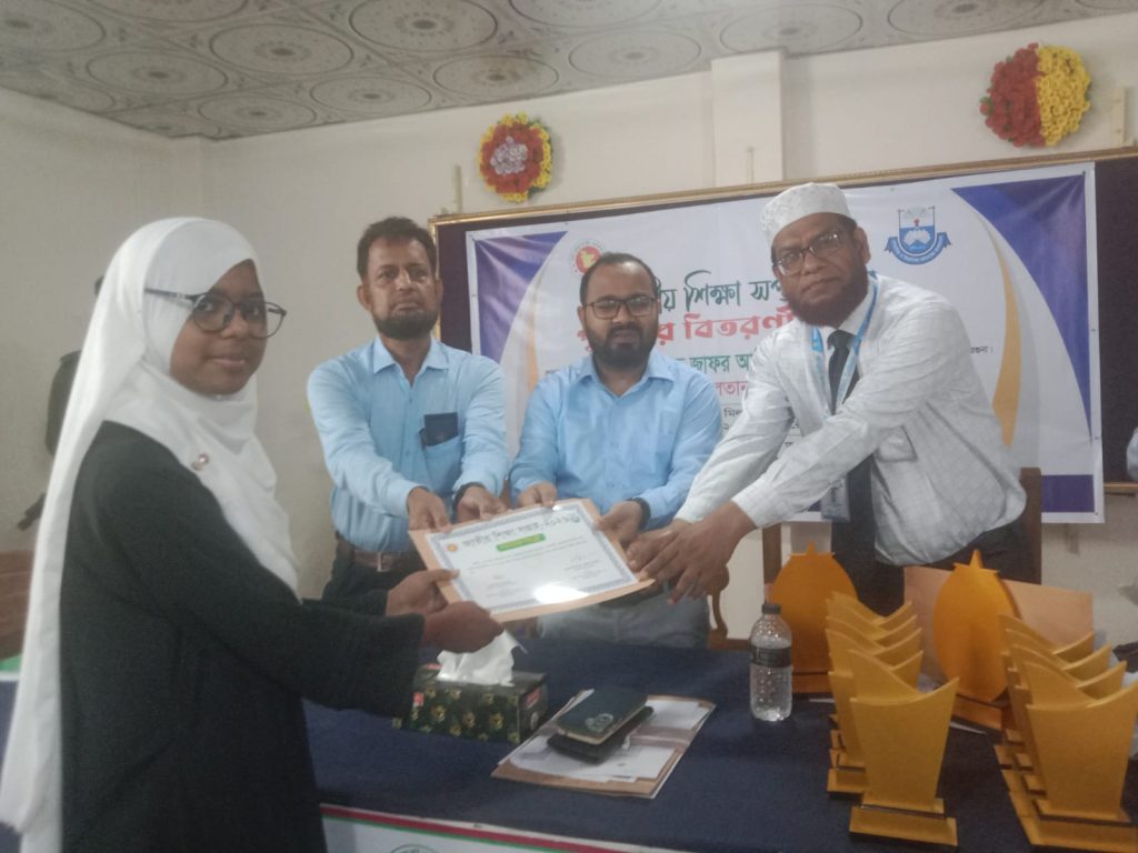 আমতলীতে জাতীয় শিক্ষা সপ্তাহ পুরুস্কার বিতরণ