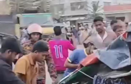 আমতলীতে ট্রাক-অটোরিকশার মুখোমুখি সংঘর্ষে নিহত ২, আহত ৩