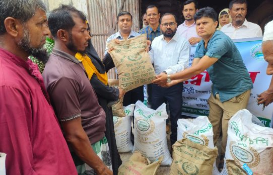 আমতলীতে ১২ হাজার ৬০ জন ক্ষুদ্র ও প্রান্তিক কৃষক পেল সার ও বীজ