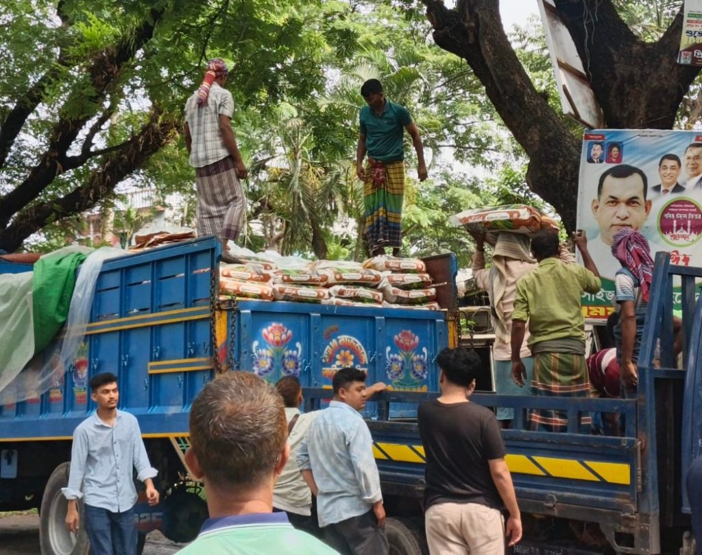 সিরাজগঞ্জ থেকে ছিনতাই হওয়া ট্রাক সহ ৫৯০ বস্তা চাল কালিয়াকৈর থেকে উদ্ধার, ২ জন আটক 