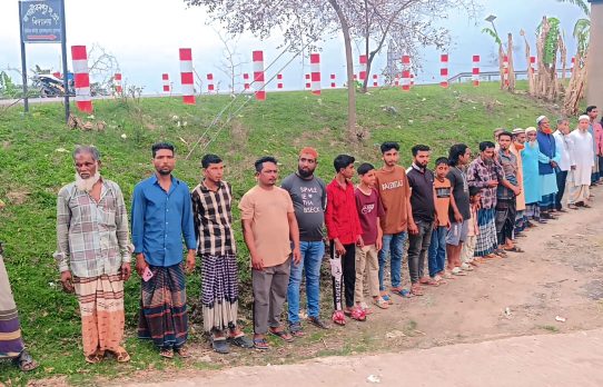 প্রচারিত সংবাদের প্রতিবাদে মানববন্ধন