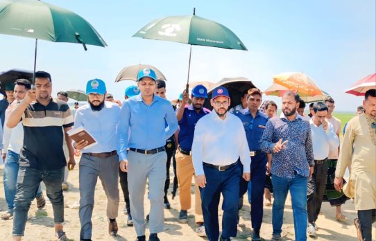 শান্তিগঞ্জে উথারিয়া ফসল রক্ষা বাঁধ কর্তন : পরিদর্শনে জেলা প্রশাসক