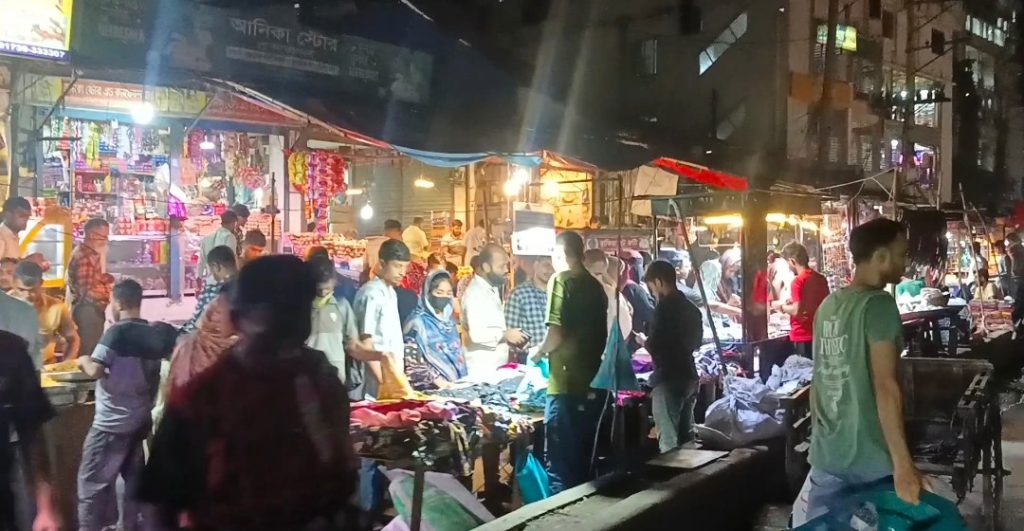 কালিয়াকৈরে চন্দ্রা ত্রি-মোড়ে ধীরে ধীরে বাড়ছে মানুষ ও যানবাহনের চাপ, তীব্র যানজটের আশঙ্কা