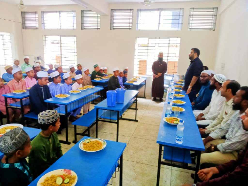 হাজী আক্রম আলী এতিমখানায় ডা. ইকবাল হাসান পুরো একমাসের খাদ্য প্রদান ও নগদ বিশ হাজার টাকা দান করেছেন