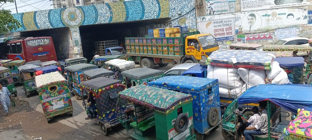 কালিয়াকৈর বাইপাস এখন গলার ফাঁস, আন্ডারপাসে যানজটে যাত্রীদের চরম দুর্ভোগ