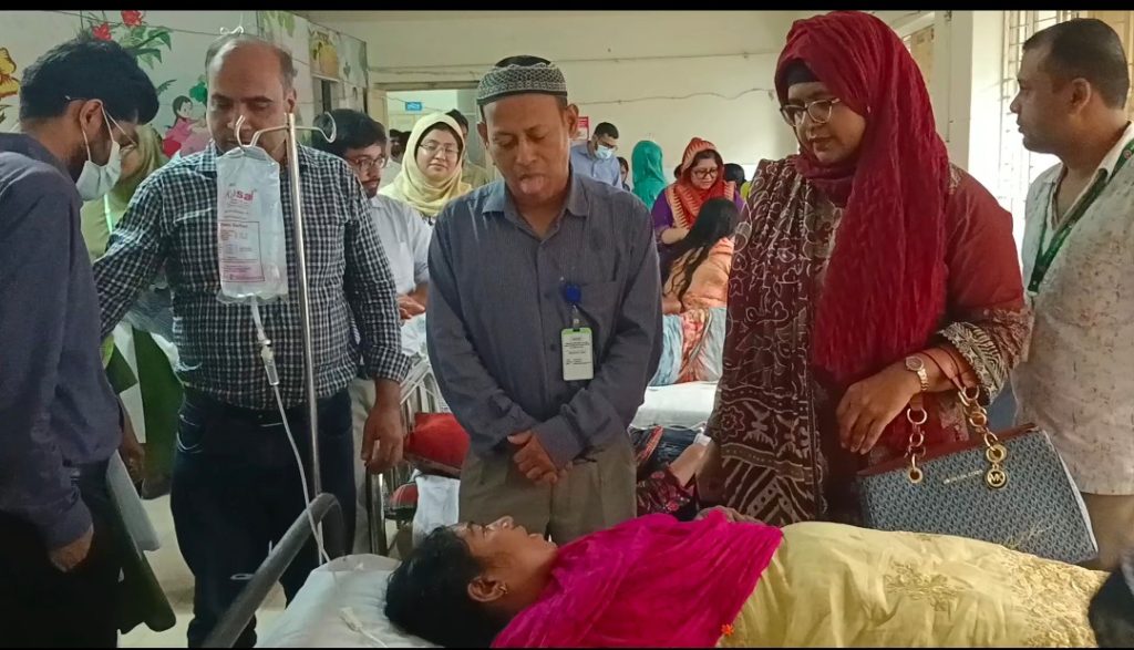 কালিয়াকৈরে পোশাক কারখানায় পানি পান করে দুশতাধিক শ্রমিক অসুস্থ : শিল্পাঞ্চল এলাকায় আতঙ্ক