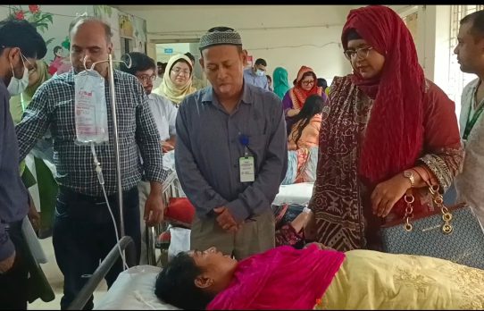 কালিয়াকৈরে পোশাক কারখানায় পানি পান করে দুশতাধিক শ্রমিক অসুস্থ : শিল্পাঞ্চল এলাকায় আতঙ্ক