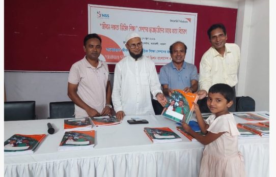 আমতলীতে জীবন দক্ষতা ভিত্তিক শিক্ষা সেশনে ১,২২০ শিক্ষার্থীর মাঝে খাতা বিতরণ