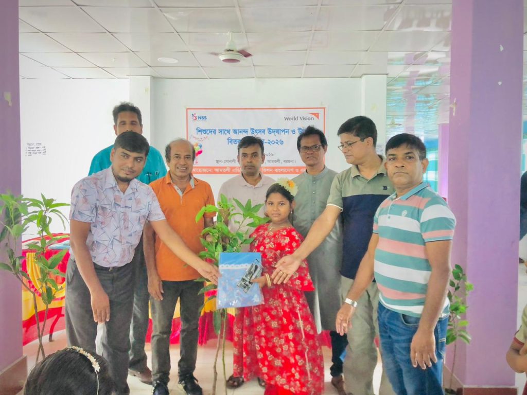 আমতলীতে ওয়ার্ল্ড ভিশনের উদ্যোগে আট হাজার ফলজ গাছের চারা বিতরণ