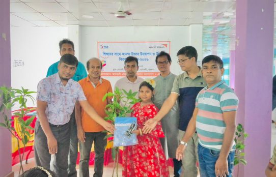 আমতলীতে ওয়ার্ল্ড ভিশনের উদ্যোগে আট হাজার ফলজ গাছের চারা বিতরণ