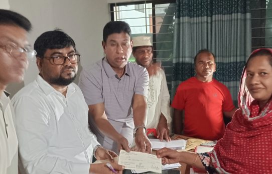 কালিয়াকৈরে জেলা পরিষদের পক্ষ থেকে হতদরিদ্রদের মাঝে ৯ লক্ষ টাকার চেক বিতরণ 