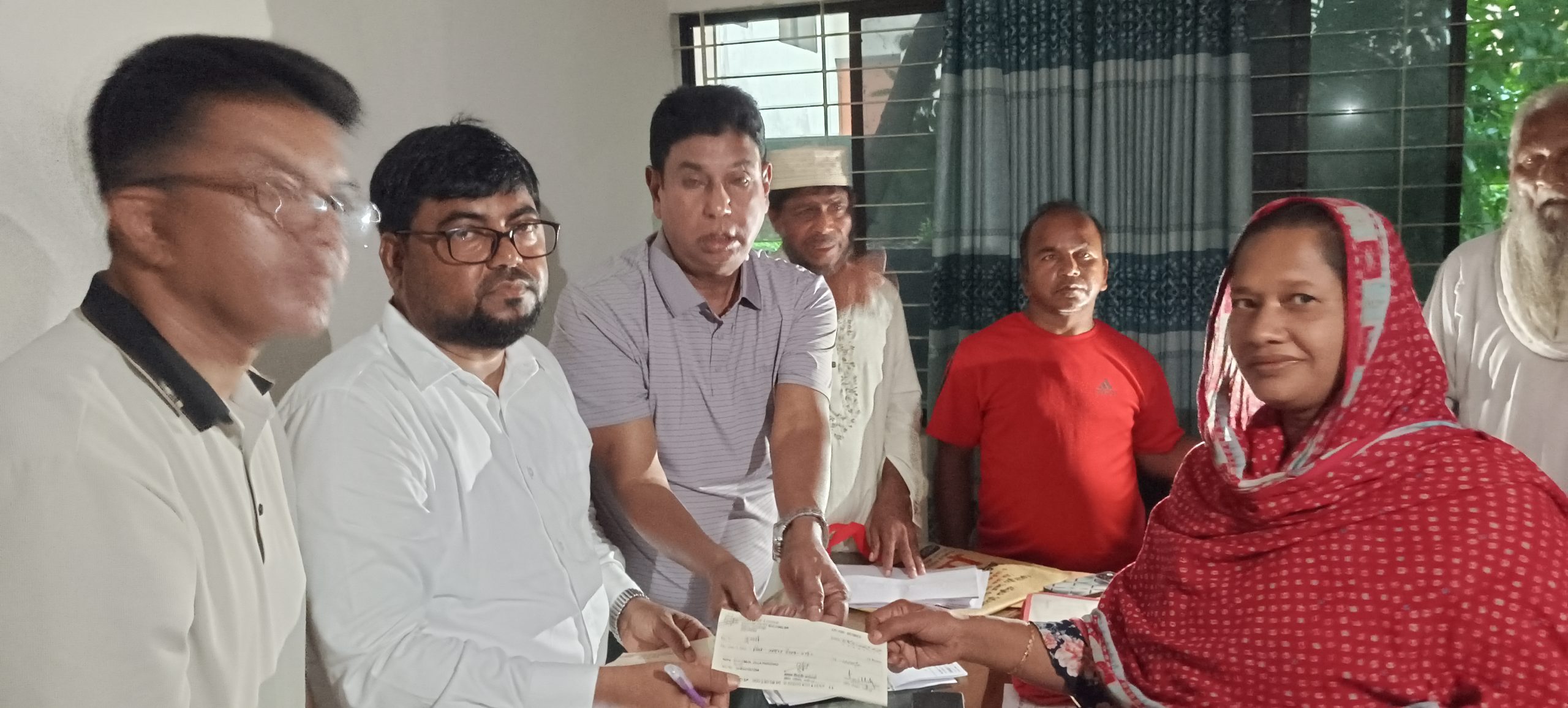কালিয়াকৈরে জেলা পরিষদের পক্ষ থেকে হতদরিদ্রদের মাঝে ৯ লক্ষ টাকার চেক বিতরণ 