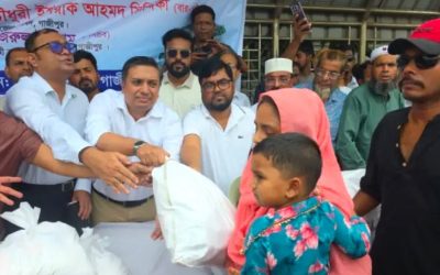 কালিয়াকৈরে পানিবন্দি পরিবারের মাঝে খাদ্য সামগ্রী বিতরণ