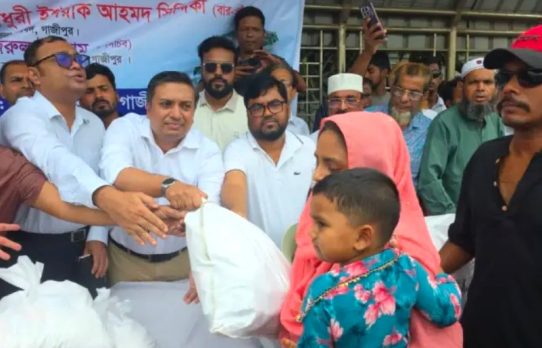কালিয়াকৈরে পানিবন্দি পরিবারের মাঝে খাদ্য সামগ্রী বিতরণ