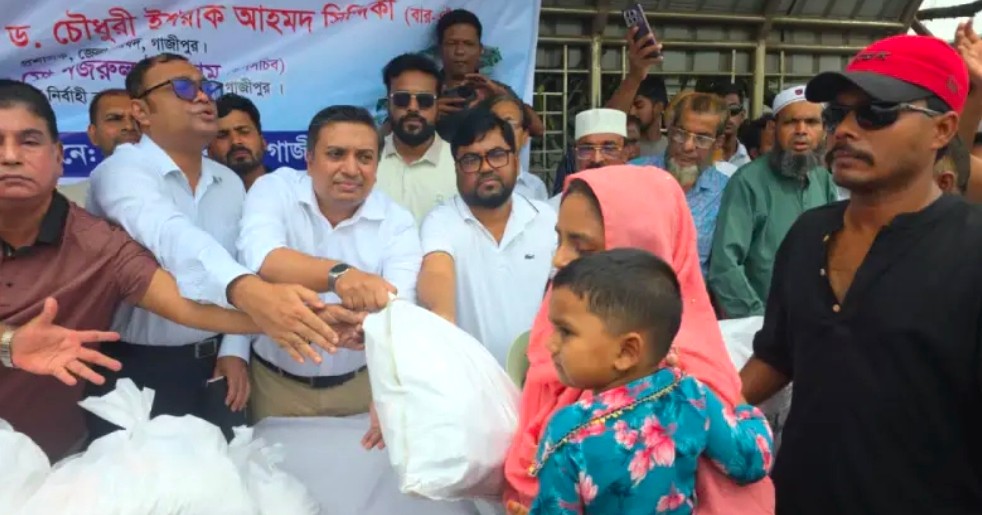 কালিয়াকৈরে পানিবন্দি পরিবারের মাঝে খাদ্য সামগ্রী বিতরণ