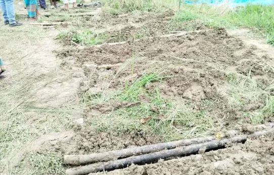 গাজীপুরে এক কবরস্থান থেকে ৮ টি কঙ্কাল চুরি, এলাকায় আতঙ্ক বিরাজ 