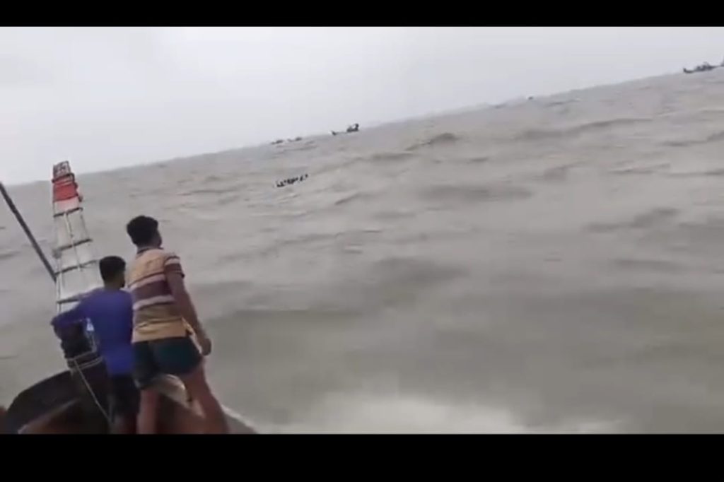 তালতলীতে ইলিশ শিকার করতে গিয়ে দুই ট্রলার ডুবি। ১৬ জেলে উদ্ধার, দুই জেলে নিখোজ।