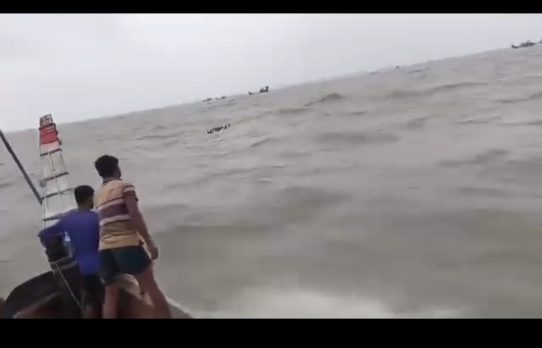 তালতলীতে ইলিশ শিকার করতে গিয়ে দুই ট্রলার ডুবি। ১৬ জেলে উদ্ধার, দুই জেলে নিখোজ।