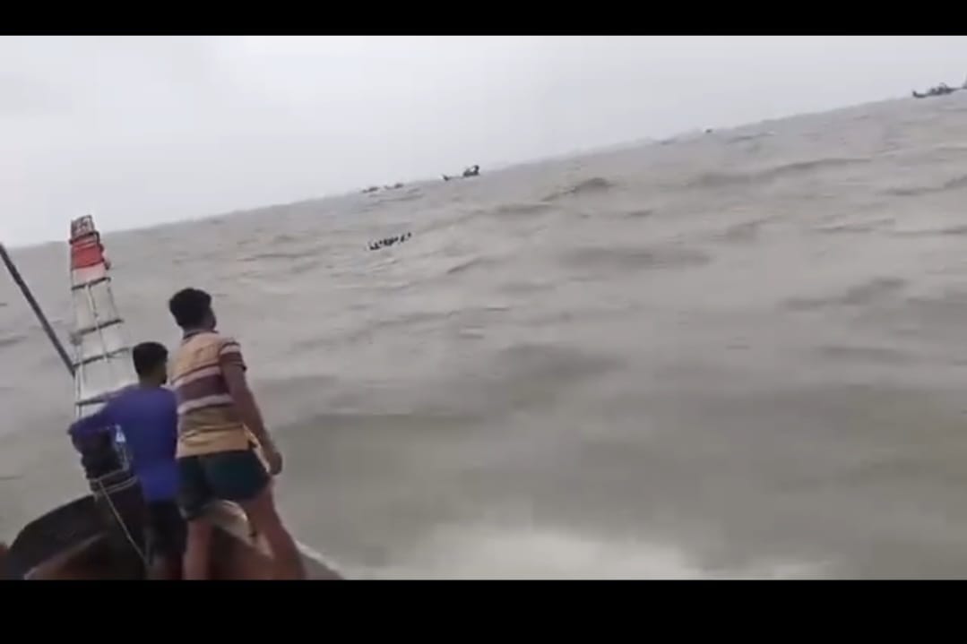তালতলীতে ইলিশ শিকার করতে গিয়ে দুই ট্রলার ডুবি। ১৬ জেলে উদ্ধার, দুই জেলে নিখোজ।