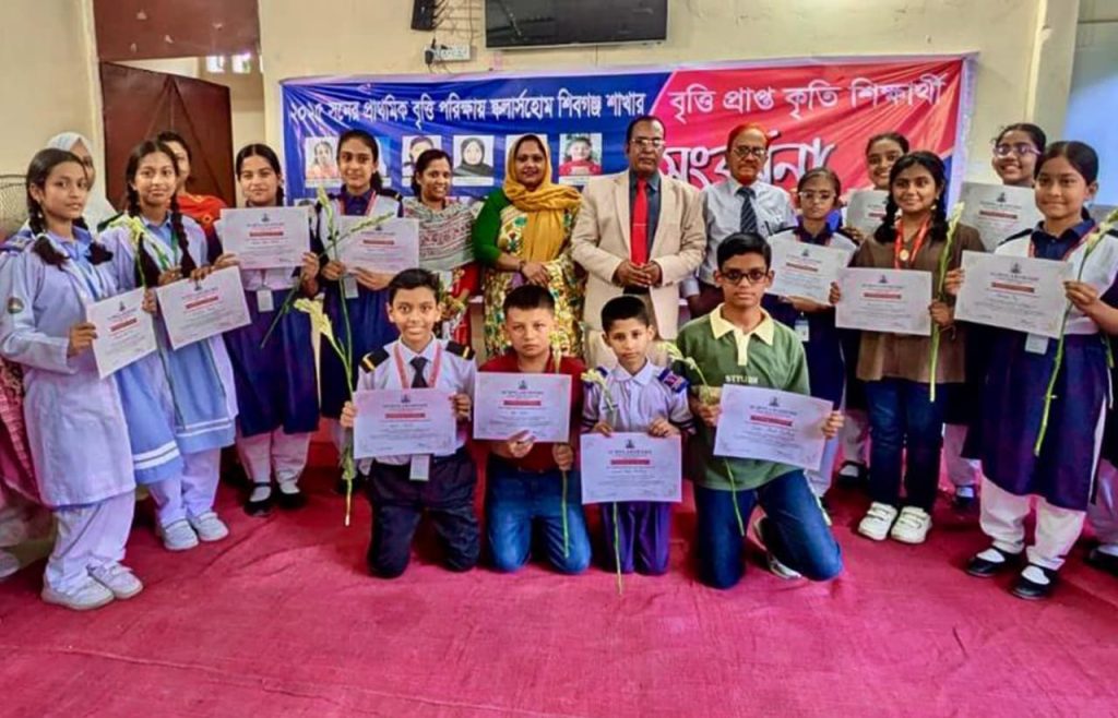 স্কলার্সহোম শিবগঞ্জ শাখায় কৃতি শিক্ষার্থীদের সংবর্ধনা