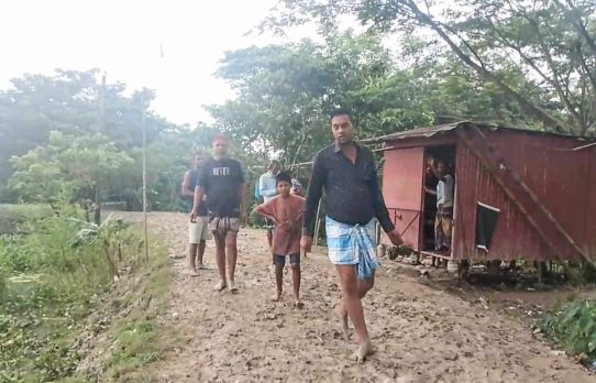 বৃষ্টি হলেই কাদায় নষ্ট হয় বেতকোনার রাস্তা, চরম দুর্ভোগে হাজারো মানুষ