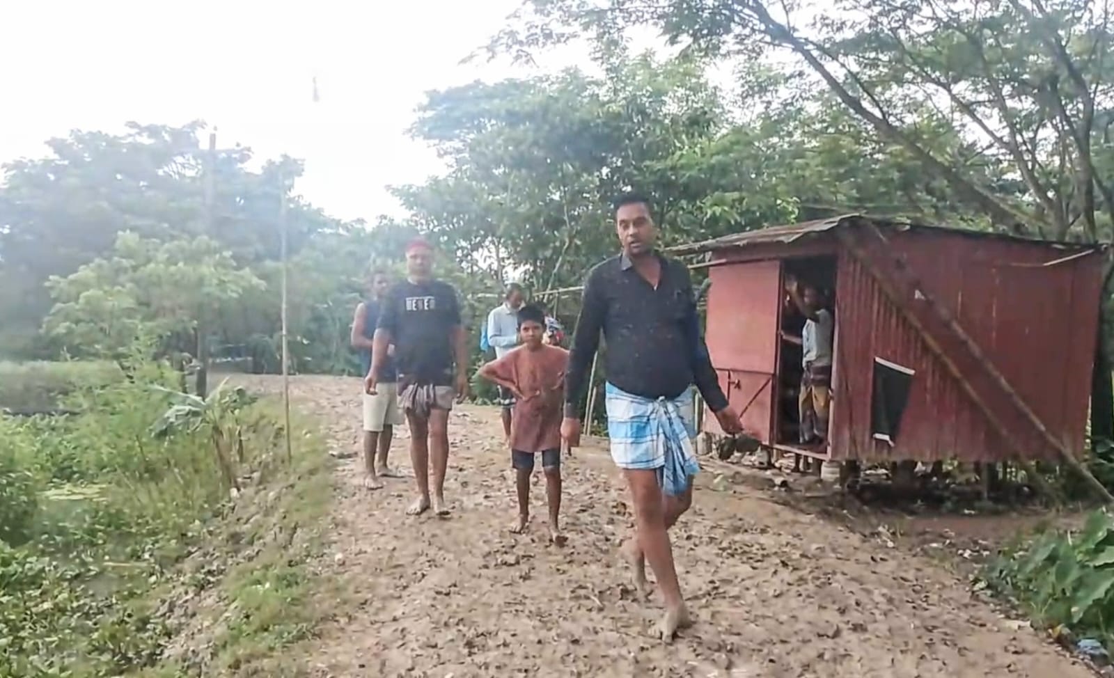 বৃষ্টি হলেই কাদায় নষ্ট হয় বেতকোনার রাস্তা, চরম দুর্ভোগে হাজারো মানুষ