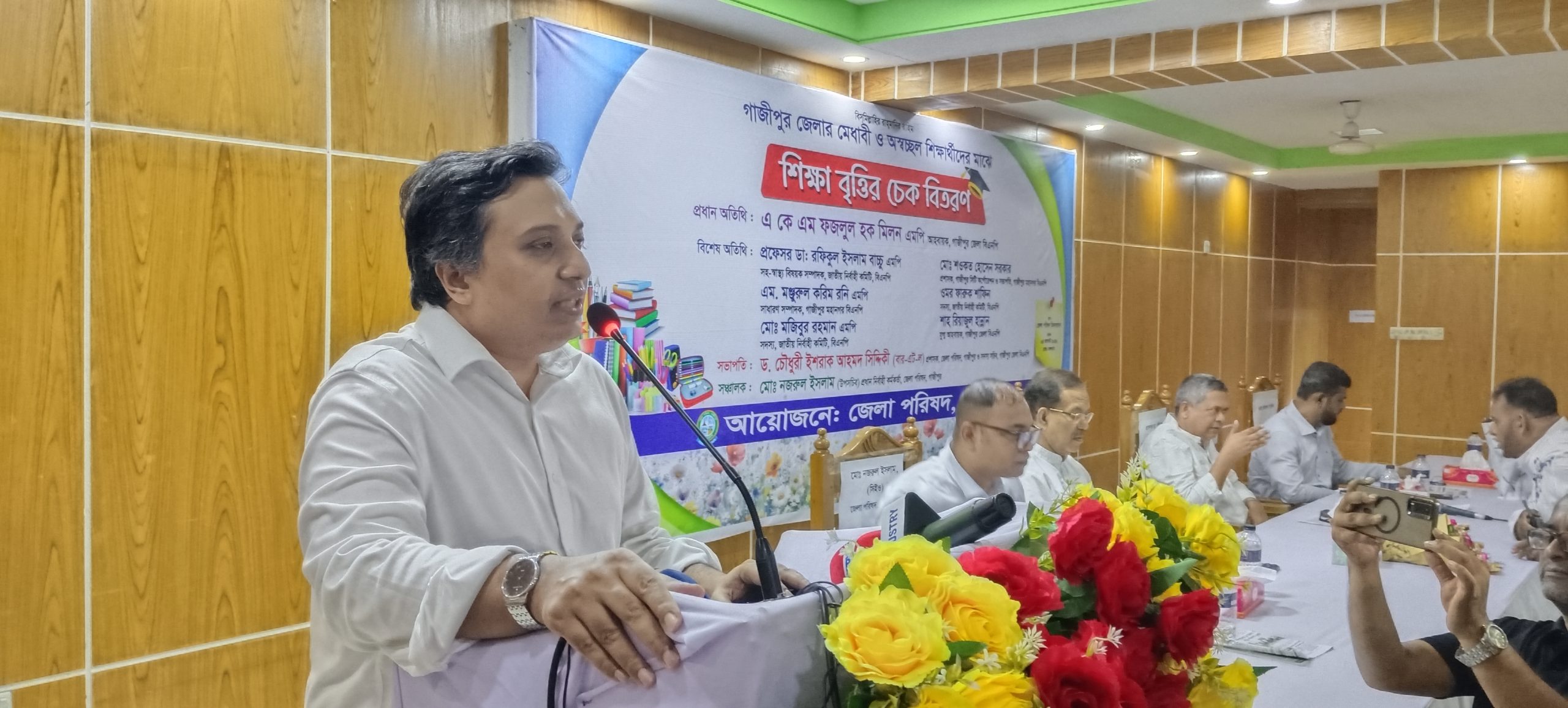 গাজীপুরে মেধাবী শিক্ষার্থীদের মাঝে ৩ লক্ষ ৯৬ হাজার টাকার  শিক্ষা বৃত্তির চেক  বিতরণ