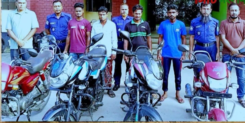 কাহারোলে চোরাই মোটরসাইকেলসহ ৪ যুবক আটক