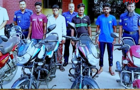 কাহারোলে চোরাই মোটরসাইকেলসহ ৪ যুবক আটক