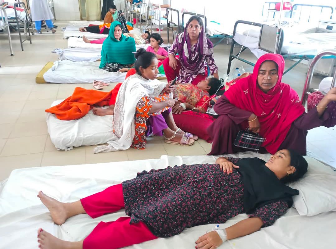গাজীপুরে শ্রমিকবাহী বাস উল্টে নারীসহ আহত ২০