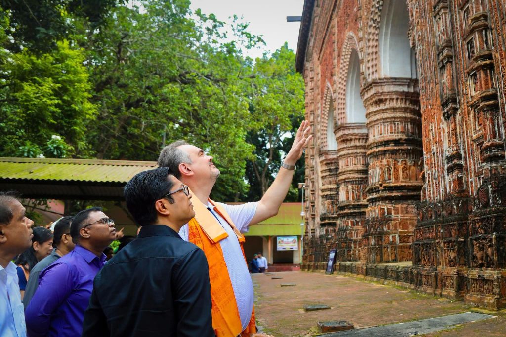 দিনাজপুরের ঐতিহ্যবাহী কান্তনগর মন্দির পরিদর্শনে মার্কিন রাষ্ট্রদূত