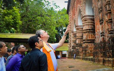 দিনাজপুরের ঐতিহ্যবাহী কান্তনগর মন্দির পরিদর্শনে মার্কিন রাষ্ট্রদূত