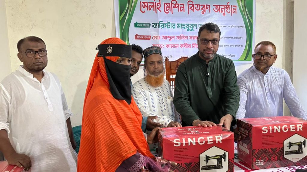 উলিপুরে অস্বচ্ছল নারীদের মাঝে সেলাই মেশিন বিতরণ