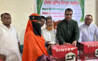 উলিপুরে অস্বচ্ছল নারীদের মাঝে সেলাই মেশিন বিতরণ