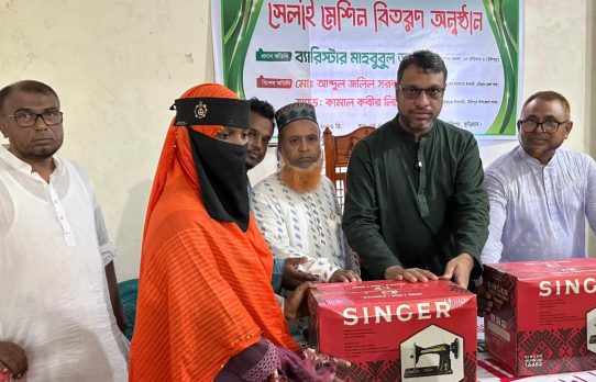 উলিপুরে অস্বচ্ছল নারীদের মাঝে সেলাই মেশিন বিতরণ