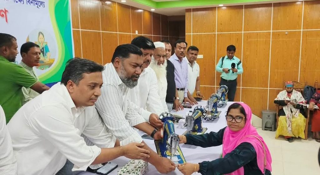 গাজীপুর জেলা পরিষদ কতৃক দুস্হ মহিলাদের মাঝে সেলাই মেশিন বিতরণ 