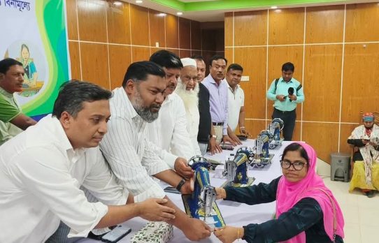 গাজীপুর জেলা পরিষদ কতৃক দুস্হ মহিলাদের মাঝে সেলাই মেশিন বিতরণ 