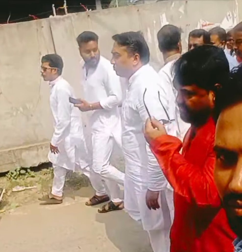 গাজীপুরে শারদীয় দুর্গাপূজার মন্ডপ পরিদর্শনে জেলা পরিষদের প্রশাসক ড. ব্যারিস্টার ইশরাক আহমেদ সিদ্দিকী