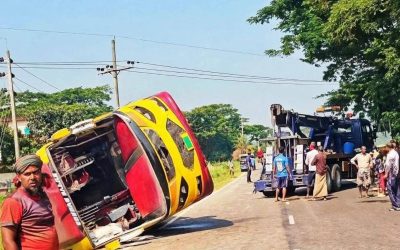 আমতলীতে ইমরান পরিবহনের বাস খাদে, আহত ২৫