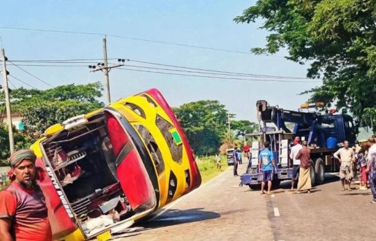 আমতলীতে ইমরান পরিবহনের বাস খাদে, আহত ২৫