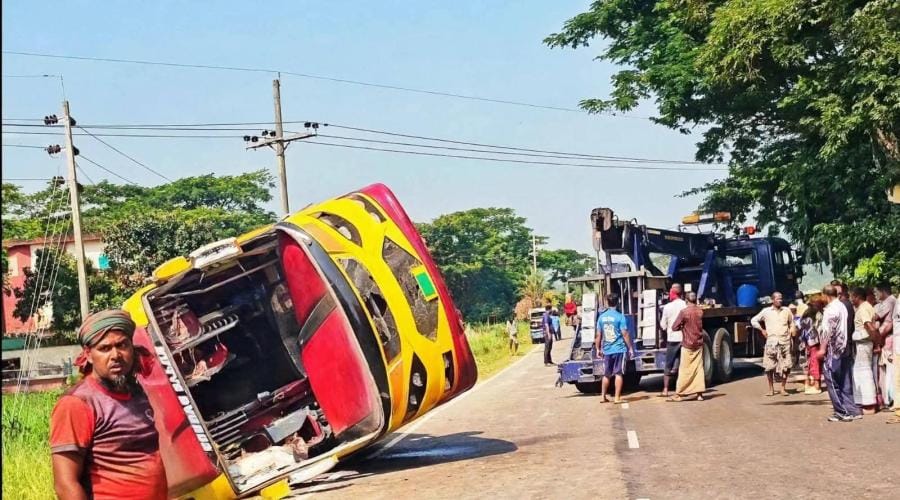 আমতলীতে ইমরান পরিবহনের বাস খাদে, আহত ২৫