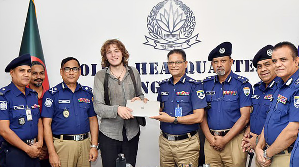 চুরি হওয়া ল্যাপটপটি ফিরে পেলেন জার্মান পর্যটক